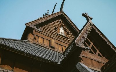 Les Étapes Clés de la Construction d’une Maison en Bois : De la Fondation à la Finition