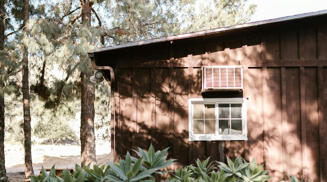 L’Intégration des Énergies Renouvelables dans une Maison en Bois : Solutions Pratiques et Durable