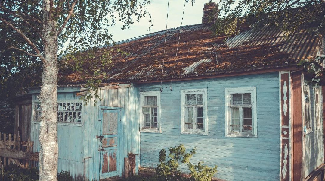 Transformation d’une Maison Ancienne en Bois : Rénovation et Modernisation